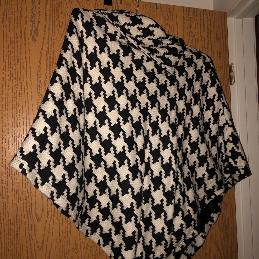 SOLD NWOT LAST KISS Houndstooth Black White Poncho